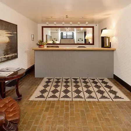 Independence Square 213, Spacious Hotel Room With 2 Queen Beds, Wet Bar, And Sitting Area